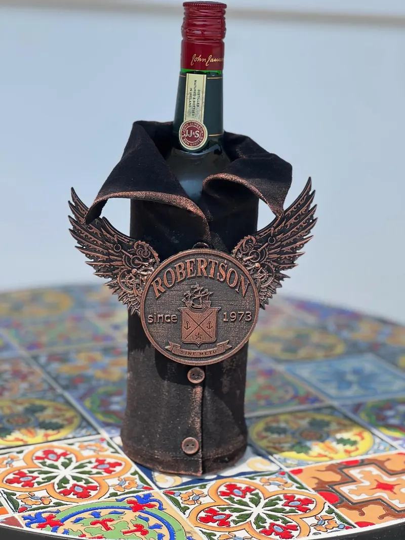 Personalizirana steklenica s krilatim grbom Robertson since 1973