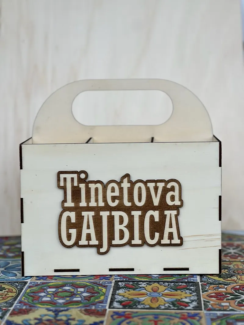 Lesena gajbica za pivo z vgraviranim napisom Tinetova gajbica