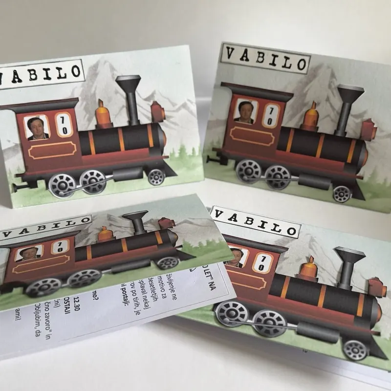 Personalizirano vabilo na 70. rojstni dan z motivom parne lokomotive in fotografijo slavljenca